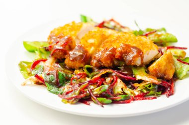 Kızarmış tavuk göğsü fileto karışık salata ve rendelenmiş pancar, lezzetli öğle yemeği.