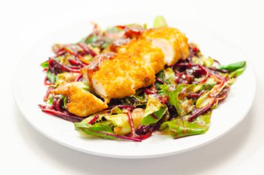 Kızarmış tavuk göğsü fileto karışık salata ve rendelenmiş pancar, lezzetli öğle yemeği.