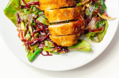 Kızarmış tavuk göğsü fileto karışık salata ve rendelenmiş pancar, lezzetli öğle yemeği.