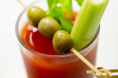 Saf votka, domates suyu ve acı biber sosuyla hazırlanmış Bloody Mary kokteyli, üç zeytin ve kerevizle süslenmiş içecek, köpek kılı.