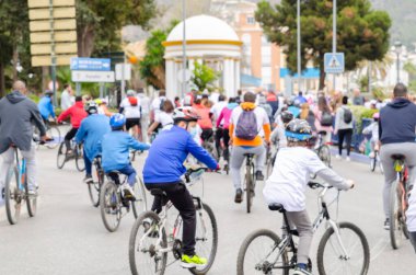 NERJA, SPAIN - 28 Şubat 2022 İspanyol Bisiklet Günü, bisiklet sürerken vatandaşların sağlıklı bir yaşam tarzını teşvik etmek, aileyle aktif bir gün