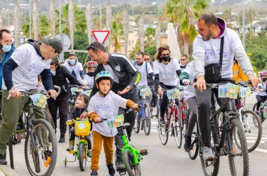 NERJA, SPAIN - 28 Şubat 2022 İspanyol Bisiklet Günü, bisiklet sürerken vatandaşların sağlıklı bir yaşam tarzını teşvik etmek, aileyle aktif bir gün