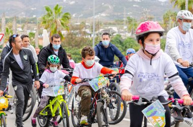 NERJA, SPAIN - 28 Şubat 2022 İspanyol Bisiklet Günü, bisiklet sürerken vatandaşların sağlıklı bir yaşam tarzını teşvik etmek, aileyle aktif bir gün