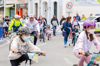 NERJA, SPAIN - 28 Şubat 2022 İspanyol Bisiklet Günü, bisiklet sürerken vatandaşların sağlıklı bir yaşam tarzını teşvik etmek, aileyle aktif bir gün