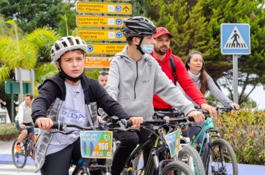 NERJA, SPAIN - 28 Şubat 2022 İspanyol Bisiklet Günü, bisiklet sürerken vatandaşların sağlıklı bir yaşam tarzını teşvik etmek, aileyle aktif bir gün