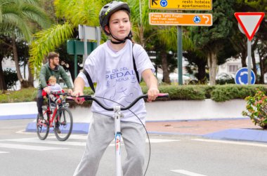 NERJA, SPAIN - 28 Şubat 2022 İspanyol Bisiklet Günü, bisiklet sürerken vatandaşların sağlıklı bir yaşam tarzını teşvik etmek, aileyle aktif bir gün