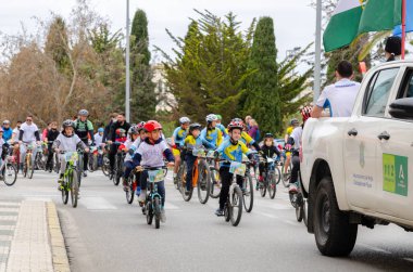 NERJA, SPAIN - 28 Şubat 2022 İspanyol Bisiklet Günü, bisiklet sürerken vatandaşların sağlıklı bir yaşam tarzını teşvik etmek, aileyle aktif bir gün