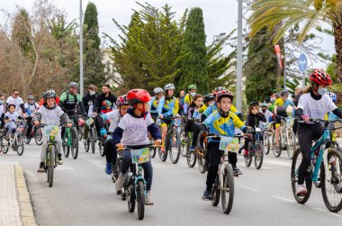 NERJA, SPAIN - 28 Şubat 2022 İspanyol Bisiklet Günü, bisiklet sürerken vatandaşların sağlıklı bir yaşam tarzını teşvik etmek, aileyle aktif bir gün