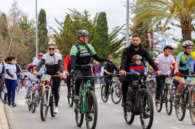 NERJA, SPAIN - 28 Şubat 2022 İspanyol Bisiklet Günü, bisiklet sürerken vatandaşların sağlıklı bir yaşam tarzını teşvik etmek, aileyle aktif bir gün