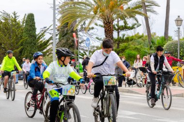 NERJA, SPAIN - 28 Şubat 2022 İspanyol Bisiklet Günü, bisiklet sürerken vatandaşların sağlıklı bir yaşam tarzını teşvik etmek, aileyle aktif bir gün