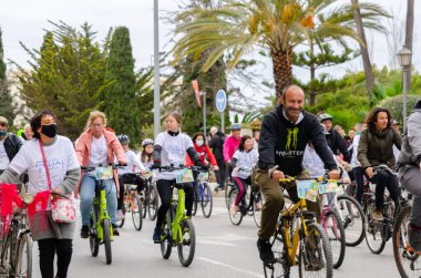 NERJA, SPAIN - 28 Şubat 2022 İspanyol Bisiklet Günü, bisiklet sürerken vatandaşların sağlıklı bir yaşam tarzını teşvik etmek, aileyle aktif bir gün