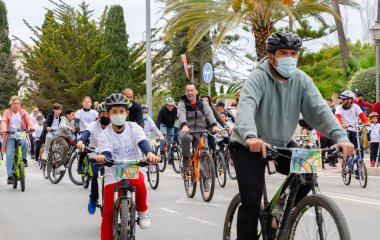 NERJA, SPAIN - 28 Şubat 2022 İspanyol Bisiklet Günü, bisiklet sürerken vatandaşların sağlıklı bir yaşam tarzını teşvik etmek, aileyle aktif bir gün