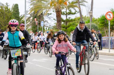 NERJA, SPAIN - 28 Şubat 2022 İspanyol Bisiklet Günü, bisiklet sürerken vatandaşların sağlıklı bir yaşam tarzını teşvik etmek, aileyle aktif bir gün
