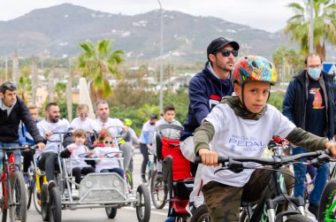 NERJA, SPAIN - 28 Şubat 2022 İspanyol Bisiklet Günü, bisiklet sürerken vatandaşların sağlıklı bir yaşam tarzını teşvik etmek, aileyle aktif bir gün