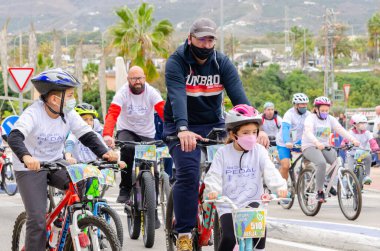 NERJA, SPAIN - 28 Şubat 2022 İspanyol Bisiklet Günü, bisiklet sürerken vatandaşların sağlıklı bir yaşam tarzını teşvik etmek, aileyle aktif bir gün