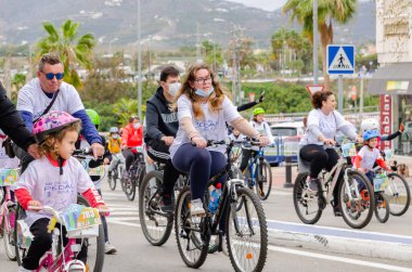NERJA, SPAIN - 28 Şubat 2022 İspanyol Bisiklet Günü, bisiklet sürerken vatandaşların sağlıklı bir yaşam tarzını teşvik etmek, aileyle aktif bir gün
