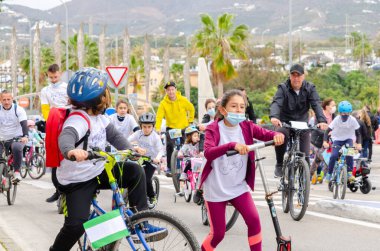 NERJA, SPAIN - 28 Şubat 2022 İspanyol Bisiklet Günü, bisiklet sürerken vatandaşların sağlıklı bir yaşam tarzını teşvik etmek, aileyle aktif bir gün