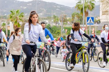 NERJA, SPAIN - 28 Şubat 2022 İspanyol Bisiklet Günü, bisiklet sürerken vatandaşların sağlıklı bir yaşam tarzını teşvik etmek, aileyle aktif bir gün