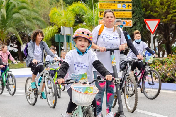 NERJA, SPAIN - 28 Şubat 2022 İspanyol Bisiklet Günü, bisiklet sürerken vatandaşların sağlıklı bir yaşam tarzını teşvik etmek, aileyle aktif bir gün