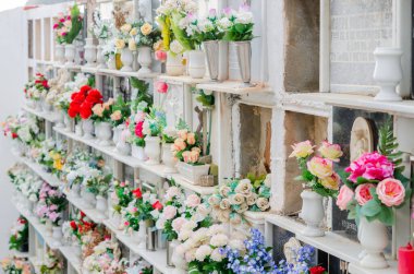 LA HERRADURA, İspanya - 28 Şubat 2022 Yakınlardaki kasabalar için güzel mezar taşları olan eski belediye mezarlığı