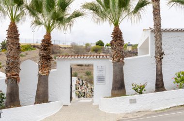 LA HERRADURA, İspanya - 28 Şubat 2022 Yakınlardaki kasabalar için güzel mezar taşları olan eski belediye mezarlığı