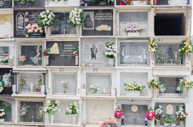 LA HERRADURA, İspanya - 28 Şubat 2022 Yakınlardaki kasabalar için güzel mezar taşları olan eski belediye mezarlığı