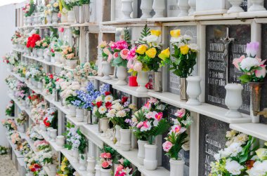 LA HERRADURA, İspanya - 28 Şubat 2022 Yakınlardaki kasabalar için güzel mezar taşları olan eski belediye mezarlığı