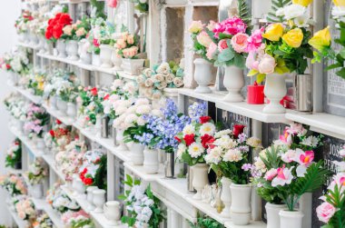 LA HERRADURA, İspanya - 28 Şubat 2022 Yakınlardaki kasabalar için güzel mezar taşları olan eski belediye mezarlığı