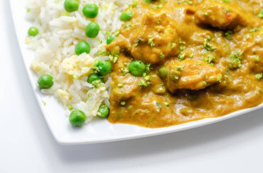 Yumurta pilavlı tavuk köri, baharatlı hindistancevizi soslu tavuk göğsü bezelye ve yumurtalı pilav, Hint yemeği.