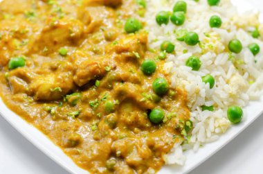 Yumurta pilavlı tavuk köri, baharatlı hindistancevizi soslu tavuk göğsü bezelye ve yumurtalı pilav, Hint yemeği.