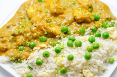 Yumurta pilavlı tavuk köri, baharatlı hindistancevizi soslu tavuk göğsü bezelye ve yumurtalı pilav, Hint yemeği.