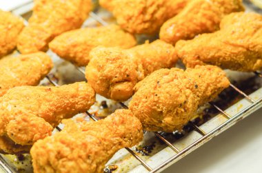 Güney çıtır çıtır kızarmış tavuk kanatları, metal tepside kızarmış tavuk kanatları, fast food.