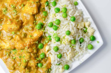 Yumurta pilavlı tavuk köri, baharatlı hindistancevizi soslu tavuk göğsü bezelye ve yumurtalı pilav, Hint yemeği.