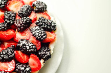 Tereyağı zenginleştirilmiş kısa hamur tatlısı çilek ve böğürtlen, renkli süslemeli mevsimlik pasta, pastane