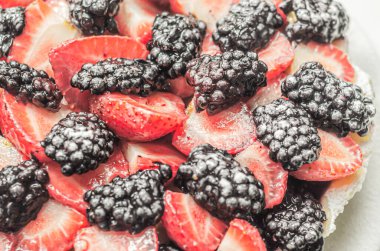 Tereyağı zenginleştirilmiş kısa hamur tatlısı çilek ve böğürtlen, renkli süslemeli mevsimlik pasta, pastane