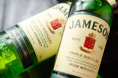 LONDON, UNITED KINGDOM - Şubat 04, 2022 Jameson İrlanda viskisi, en iyi ot damıtıcısı ve ince tahıl viskileri harmanladı, en az 4 yıl meşe fıçılarında damıtılmış ve yaş