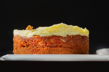 Dilimlenmiş havuçlu kek krem peynirli tereyağlı ve cevizli, fırınlı.