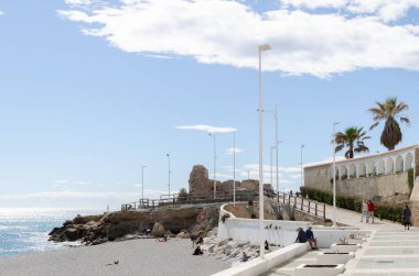 NERJA, İspanya - 04 Mart 2022 İspanya 'da Costa Del Sol' da deniz kıyısındaki bir kasabanın turistleri ve sakinleri için güzel bir taş gezinti alanı.