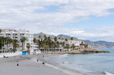 NERJA, İspanya - 04 Mart 2022 İspanya 'da Costa Del Sol' da deniz kıyısındaki bir kasabanın turistleri ve sakinleri için güzel bir taş gezinti alanı.