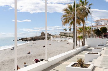 NERJA, İspanya - 04 Mart 2022 İspanya 'da Costa Del Sol' da deniz kıyısındaki bir kasabanın turistleri ve sakinleri için güzel bir taş gezinti alanı.