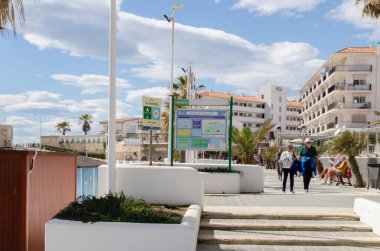 NERJA, İspanya - 04 Mart 2022 İspanya 'da Costa Del Sol' da deniz kıyısındaki bir kasabanın turistleri ve sakinleri için güzel bir taş gezinti alanı.