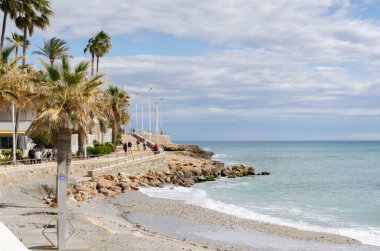 NERJA, İspanya - 04 Mart 2022 İspanya 'da Costa Del Sol' da deniz kıyısındaki bir kasabanın turistleri ve sakinleri için güzel bir taş gezinti alanı.