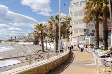 NERJA, İspanya - 04 Mart 2022 İspanya 'da Costa Del Sol' da deniz kıyısındaki bir kasabanın turistleri ve sakinleri için güzel bir taş gezinti alanı.