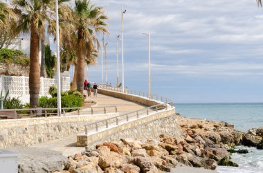 NERJA, İspanya - 04 Mart 2022 İspanya 'da Costa Del Sol' da deniz kıyısındaki bir kasabanın turistleri ve sakinleri için güzel bir taş gezinti alanı.