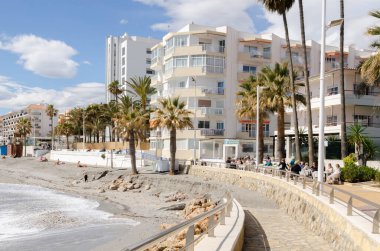 NERJA, İspanya - 04 Mart 2022 İspanya 'da Costa Del Sol' da deniz kıyısındaki bir kasabanın turistleri ve sakinleri için güzel bir taş gezinti alanı.