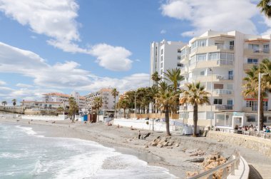 NERJA, İspanya - 04 Mart 2022 İspanya 'da Costa Del Sol' da deniz kıyısındaki bir kasabanın turistleri ve sakinleri için güzel bir taş gezinti alanı.