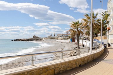 NERJA, İspanya - 04 Mart 2022 İspanya 'da Costa Del Sol' da deniz kıyısındaki bir kasabanın turistleri ve sakinleri için güzel bir taş gezinti alanı.