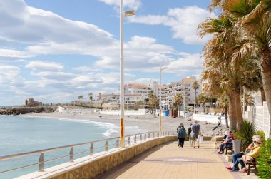 NERJA, İspanya - 04 Mart 2022 İspanya 'da Costa Del Sol' da deniz kıyısındaki bir kasabanın turistleri ve sakinleri için güzel bir taş gezinti alanı.