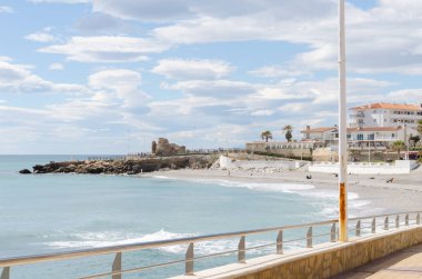 NERJA, İspanya - 04 Mart 2022 İspanya 'da Costa Del Sol' da deniz kıyısındaki bir kasabanın turistleri ve sakinleri için güzel bir taş gezinti alanı.