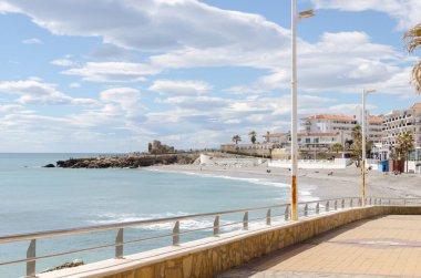 NERJA, İspanya - 04 Mart 2022 İspanya 'da Costa Del Sol' da deniz kıyısındaki bir kasabanın turistleri ve sakinleri için güzel bir taş gezinti alanı.